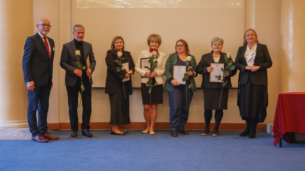 Kilku wyróżnionych pracowników z najdłuższym stażem w towarzystwie dyrektora ORE Andrzeja Suchenka i wicedyrektor ORE Marzenny Habib