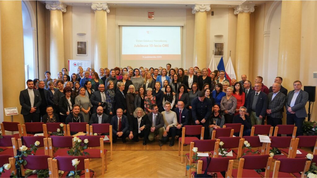 Zdjęcie pamiątkowe uczestników uroczystości