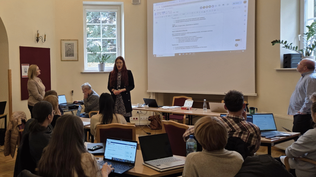 Uczestnicy szkolenia w czasie pracy w grupach