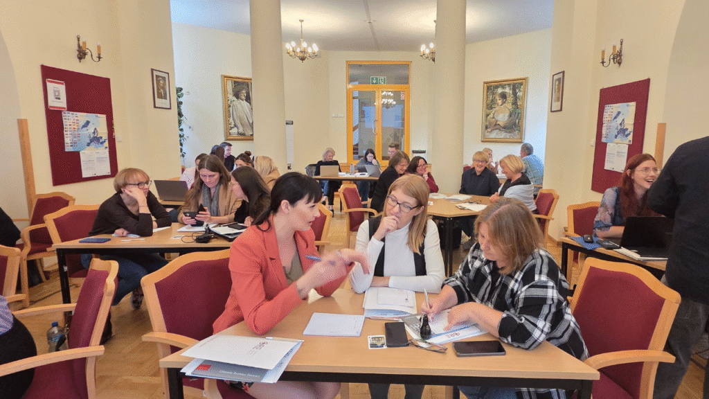 Uczestnicy szkolenia w czasie pracy w grupach