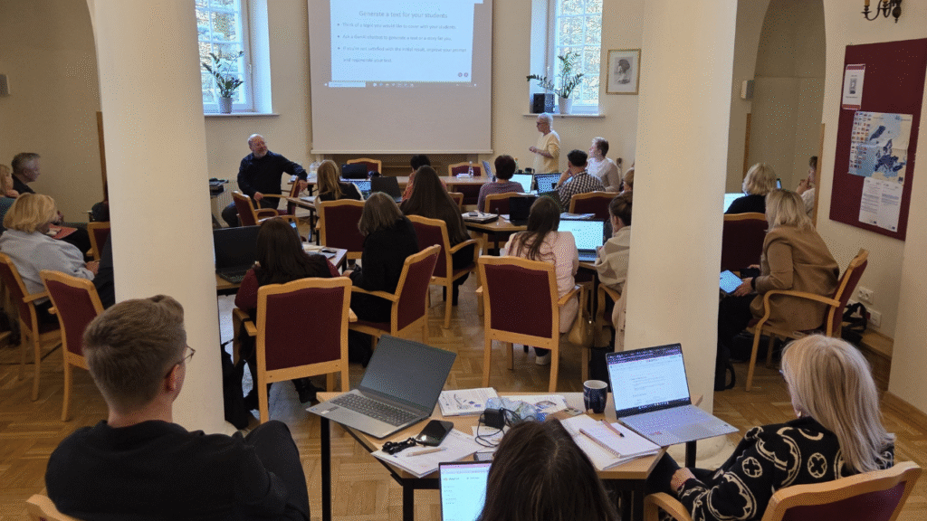 Uczestnicy szkolenia, w dalszym planie trenerzy w trakcie prezentacji