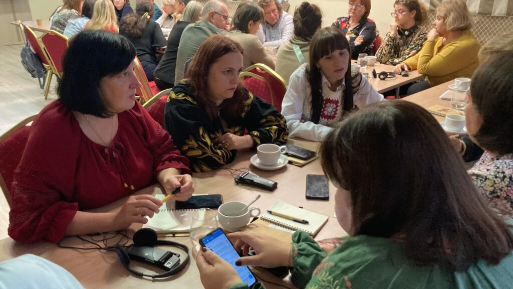 Uczestnicy pracujący w grupach podczas warsztatów poświęconych językowi masowych zbrodni