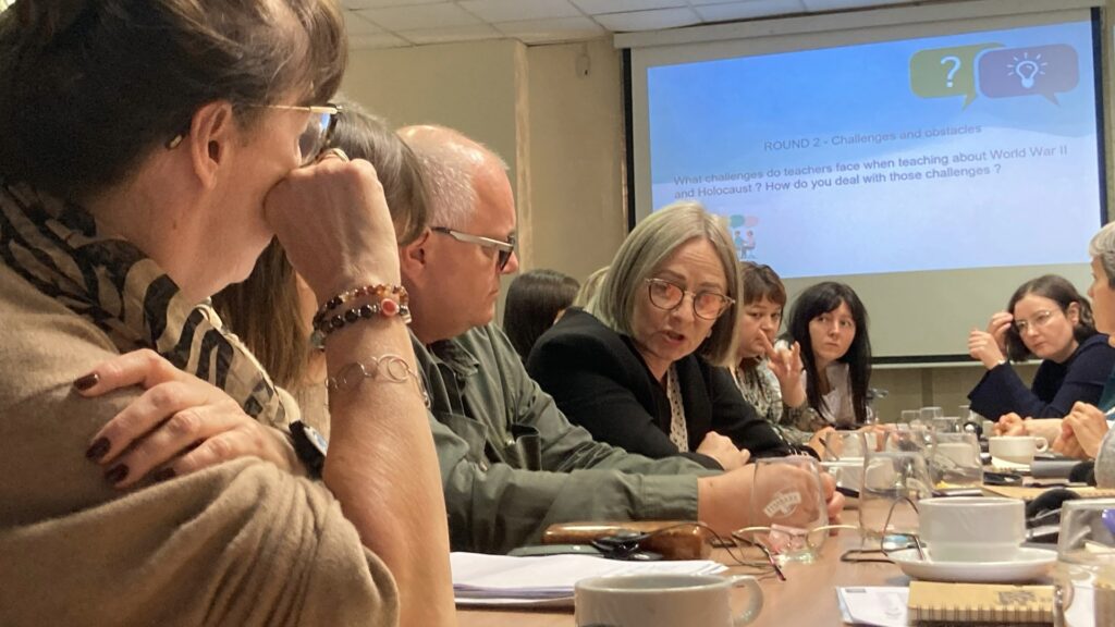 DDyskusje grupowe w ramach okrągłego stołu „Wyzwania regionalne nauczania o Holokauście”, prowadzonego przez Katję Beckel (Memorial de la Shoah)