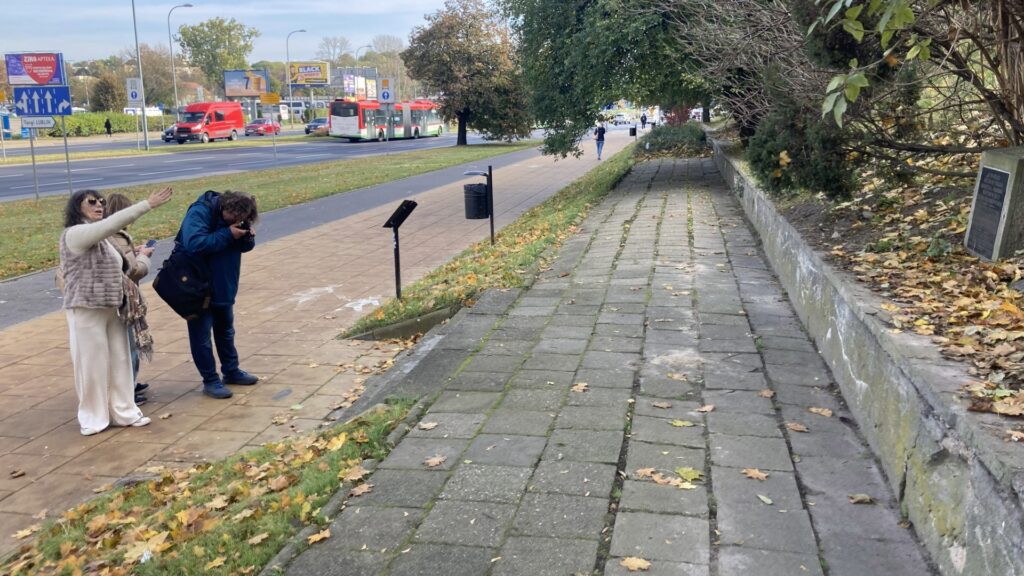 Uczestnicy seminarium przy miejscu dawnej synagogi Maharszala w Lublinie, dziś upamiętnionej tablicą i fragmentem fundamentówdzielnicy żydowskiej w Lublinie