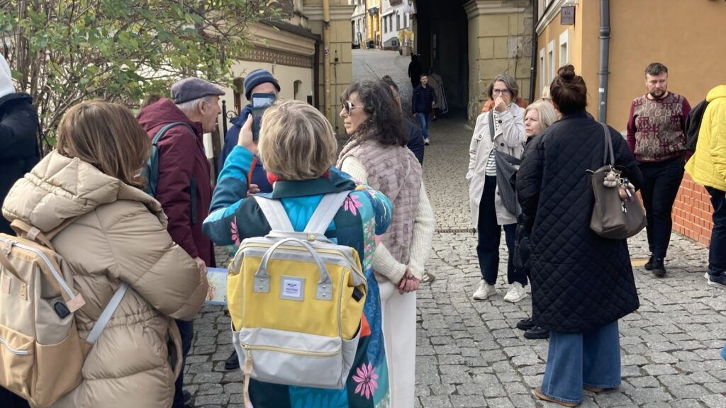 Spacer edukacyjny przez Bramę Grodzką – symboliczne przejście między dawnym miastem chrześcijańskim a dzielnicą żydowską