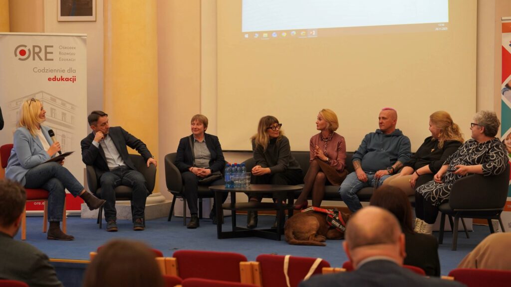 Panel dyskusyjny, od lewej: prowadząca Izabela Juszkiewicz, Robert Dziełak, Maria Tkaczyk, Małgorzata Szumowska, dr Monika Zakrzewska, Sebastian Grzywacz, Katarzyna Malicka-Pędzik, Agnieszka Pietryka