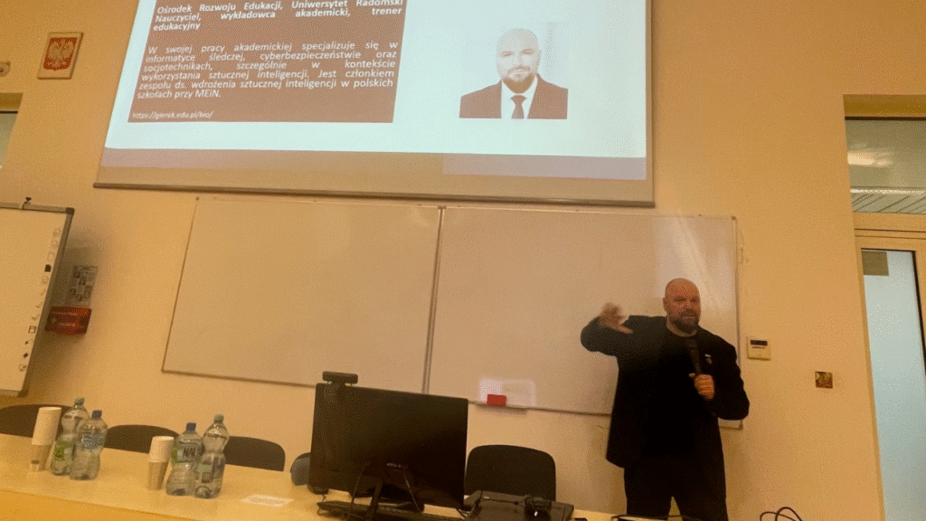 Przedstawiciel ORE Łukasz Gierek podczas interaktywnego wykładu „Nie bądź NPC, bądź OG – ukryty przekaz w języku uczniów”