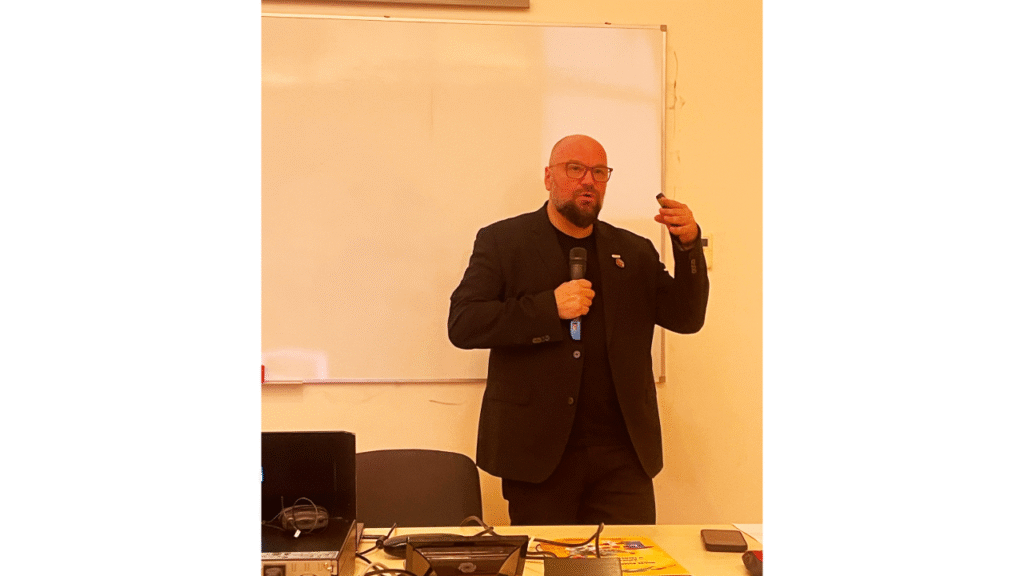 Przedstawiciel ORE Łukasz Gierek podczas interaktywnego wykładu „Nie bądź NPC, bądź OG – ukryty przekaz w języku uczniów”