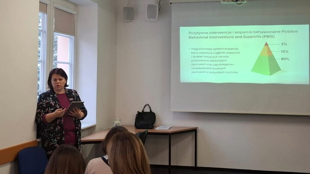 Prowadząca dr Maria Weker podczas wykładu interaktywnego „Trudne zachowania uczniów z zaburzeniami neurorozwojowymi – jak sobie z nimi radzić na poziomie szkoły”