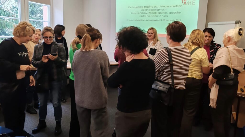 Prowadząca dr Maria Weker z grupą uczestniczek szkolenia podczas dyskusji w czasie zajęć warsztatowych dotyczących trudnych zachowań uczniów