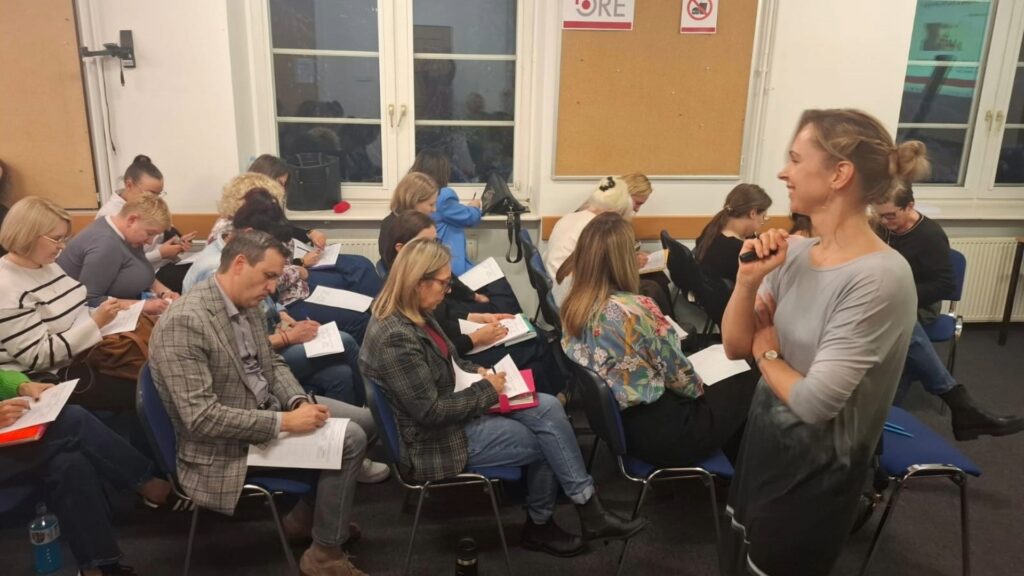 Uczestnicy w czasie wykładu „Charakterystyka zachowań trudnych uczniów z różnymi zaburzeniami”, prowadzonego przez dr Krystynę Pomorską