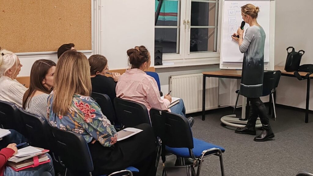 Praca warsztatowa podczas zajęć „Radzenie sobie z trudnymi zachowaniami uczniów ze spektrum autyzmu”, prowadzonych przez dr Krystynę Pomorską