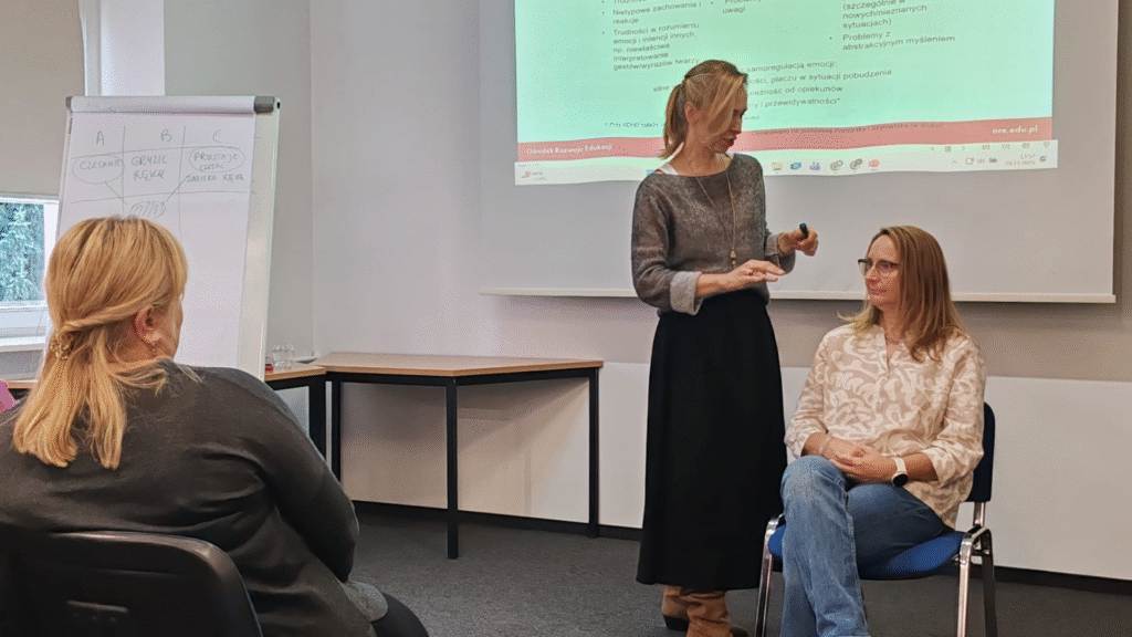 Prowadząca szkolenie dr Krystyna Pomorska w trakcie ćwiczenia ukazującego sposób postępowania zachowania niepożądanego