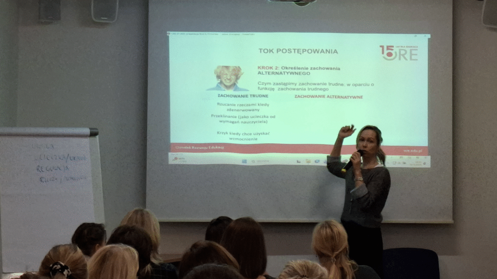 Dr Krystyna Pomorska podczas wykładu interaktywnego przybliżającego uczestnikom sposoby radzenia sobie z zachowaniami trudnymi uczniów ze spektrum autyzmu