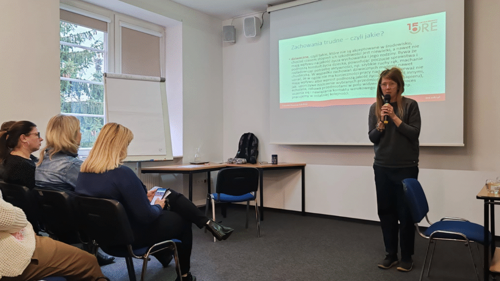 Katarzyna Cichocka-Segiet podczas wykładu interaktywnego „Trudne zachowania uczniów z niepełnosprawnością intelektualną – jak sobie z nimi radzić na poziomie szkoły”