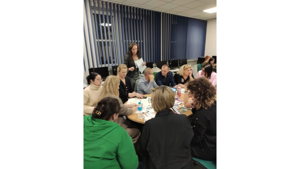 Uczestnicy szkolenia podczas pracy na warsztatach