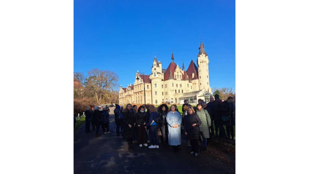 Zamek w Mosznej i uczestnicy szkolenia