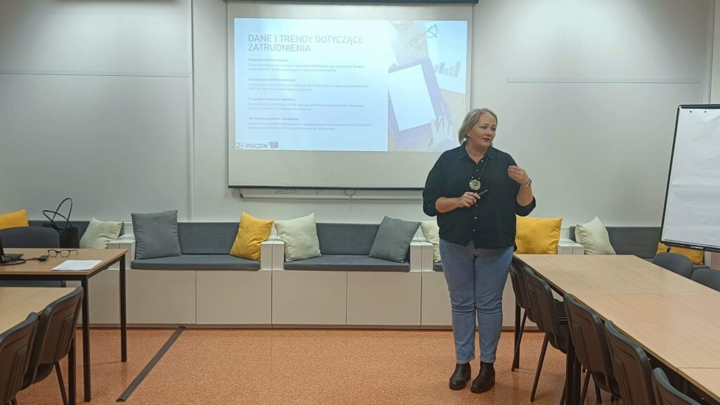 Ewa Rosołowska z Mazowieckiego Samorządowego Centrum Doskonalenia Nauczycieli w Ostrołęce podczas szkolenia z cyklu „Twoja pasja – Twój zawód – Twoja przyszłość – jak wspierać uczniów w wyborze zawodu?”