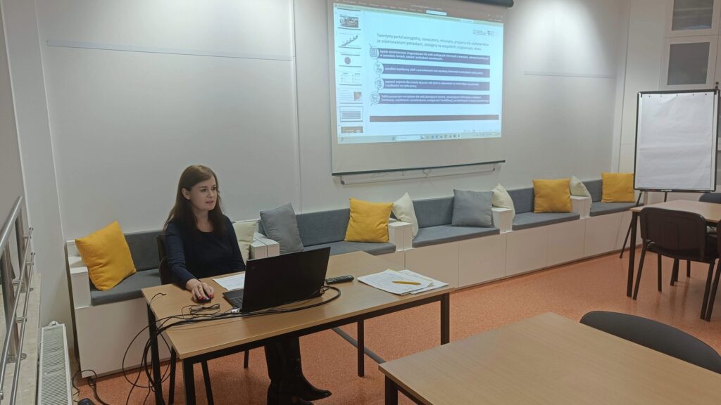 Magdalena Płotczyk z Wydziału Kształcenia Zawodowego i Doradztwa Zawodowego ORE podczas szkolenia z cyklu „Twoja pasja – Twój zawód – Twoja przyszłość – jak wspierać uczniów w wyborze zawodu?”