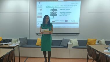 Magdalena Mrozkowiak z Wydziału Kształcenia Zawodowego i Doradztwa Zawodowego ORE podczas szkolenia z cyklu „Twoja pasja – Twój zawód – Twoja przyszłość – jak wspierać uczniów w wyborze zawodu?”