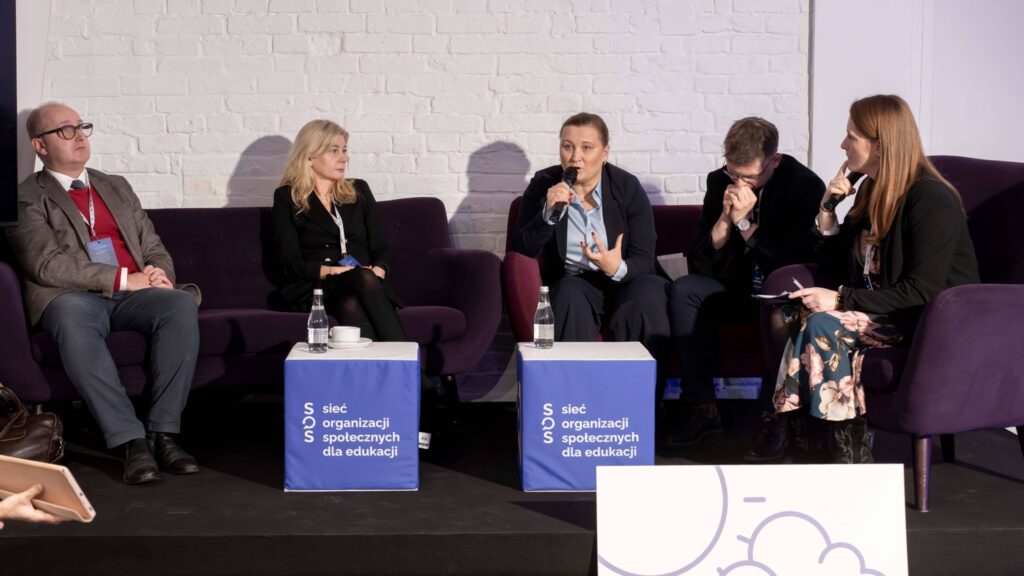 Wiceminister Paulina Piechna-Więckiewicz podczas panelu dyskusyjnego o problemach polskiej szkoły, fot. https://www.gov.pl/web/edukacja/
