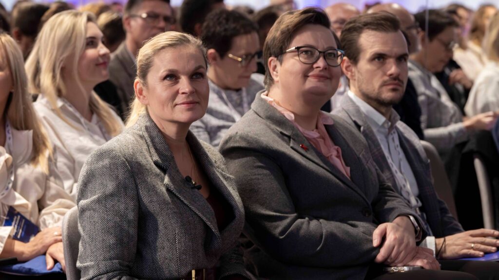 Minister Barbara Nowacka, wiceminister Katarzyna Lubnauer i wicedyrektor Instytutu Badań Edukacyjnych Tomasz Gajderowicz wśród uczestników VI Szczytu dla Edukacji, fot. https://www.gov.pl/web/edukacja/