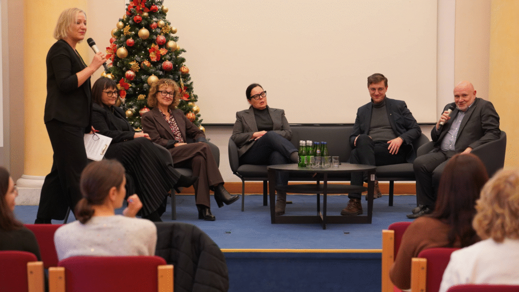 Prelegenci seminarium w trakcie panelu dyskusyjnego, moderowanego przez kierownik WEW Katarzynę Nowakowską (pierwsza od lewej): Agnieszka Ignatowicz-Witkowska, Małgorzata Lipiejko, dr Małgorzata Moszyńska, dr n. med. Przemysław Zakowicz, prof. dr hab. n. med. Tomasz Wolańczyk
