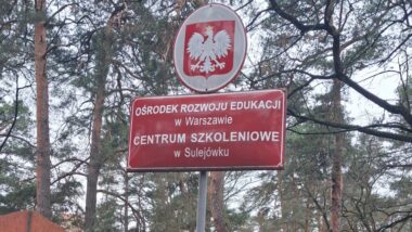 Tablica informacyjna przy wjeździe do Centrum Szkoleniowego Ośrodka Rozwoju Edukacji w Sulejówku