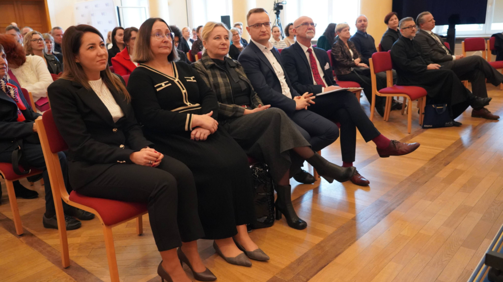 Dyrekcja ORE i gość honorowy spotkania wigilijnego – dyrektor Centrum Informatycznego Edukacji Marek Charążka