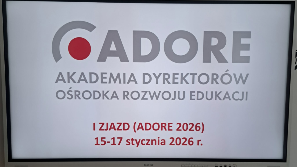 Plansza informacyjna: „ADORE Akademia Dyrektorów Ośrodka Rozwoju Edukacji”