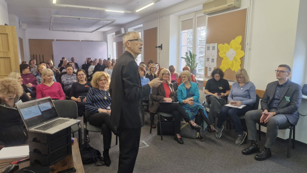 Kierownik formy doskonalenia Jacek Strzemieczny i uczestnicy podczas szkolenia ADORE