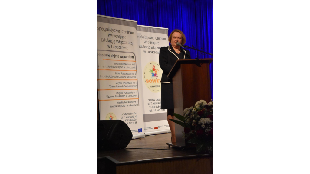 Starosta lubaczowski Barbara Broź podczas inauguracyjnego wystąpienia na konferencji SCWEW w Lubaczowie