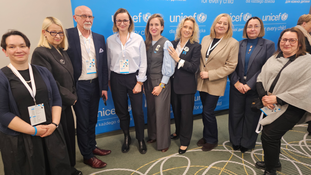 Od lewej: Jolanta Zawór z ORE, Magdalena Brewczyńska z ORE, dyrektor ORE Andrzej Suchenek, dr Aleksandra Duda z UNICEF, Magdalena Woźniak-Frymus z UNICEF, Olena Styslavska-Doliwa z UNICEF, wicedyrektor ORE Marzenna Habib, wicedyrektor ORE Małgorzata Szeja, Joanna Kulesza z ORE.