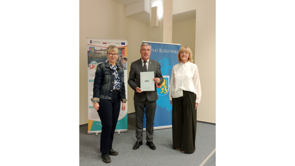 Od lewej: Jolanta Nawrocka – ekspertka ds. funkcjonowania SCWEW, wicestarosta rzeszowski Jerzy Bednarz, Elżbieta Świder – liderka SCWEW w Mrowli