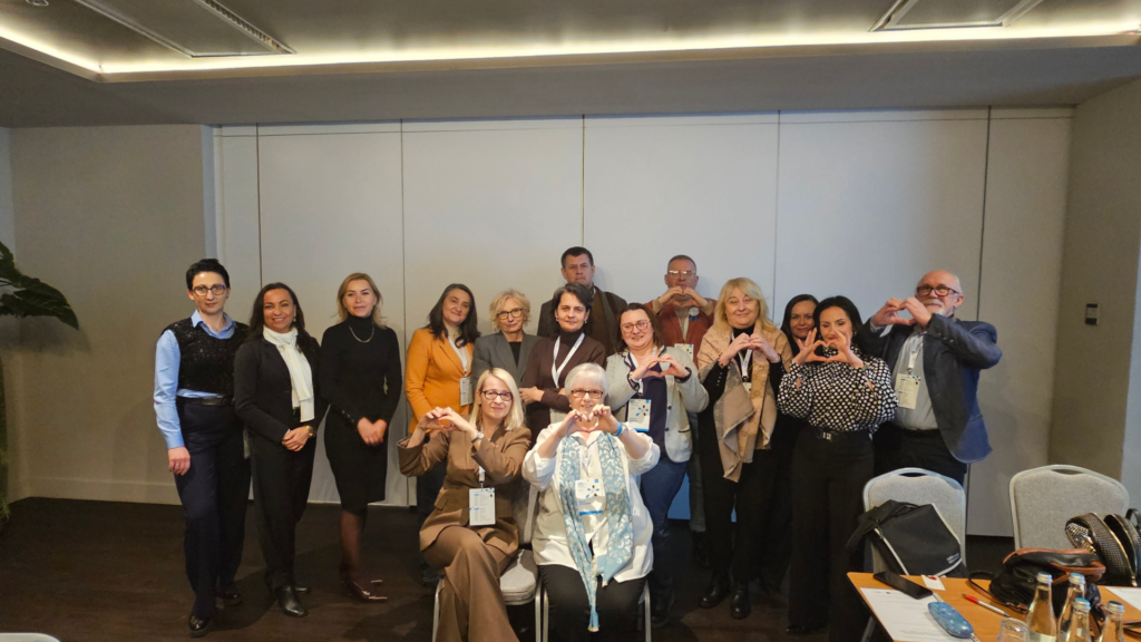 Grupa warsztatowa dyrektorów placówek doskonalenia nauczycieli wraz z prowadzącymi: Magdaleną Brewczyńską i Beatą Michalską