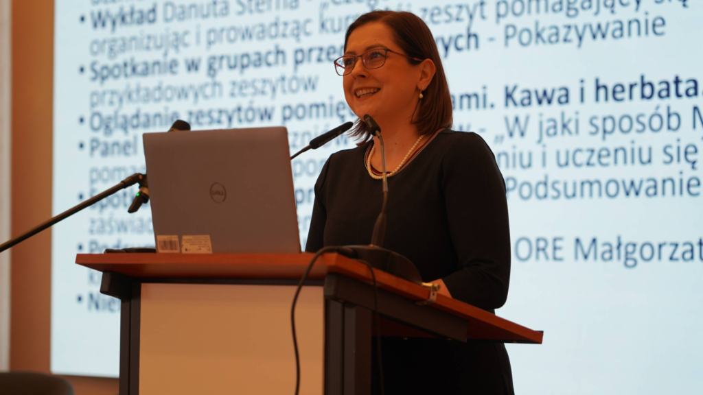 Jedna z prowadzących spotkanie – dyrektor Zespołu Szkolno-Przedszkolnego w Sąspowie Małgorzata Bigaj