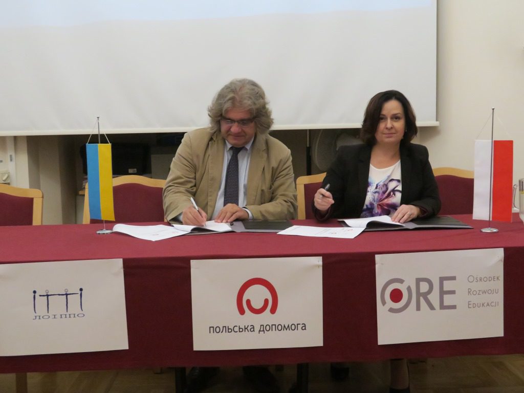 Barbara Rudzińska- Mękal – Dyrektor Ośrodka Rozwoju Edukacji oraz Roman Shyyan – Dyrektor Lwowskiego Obwodowego Instytutu Pedagogicznego Kształcenia Podyplomowego  podczas podpisania umowy partnerskiej