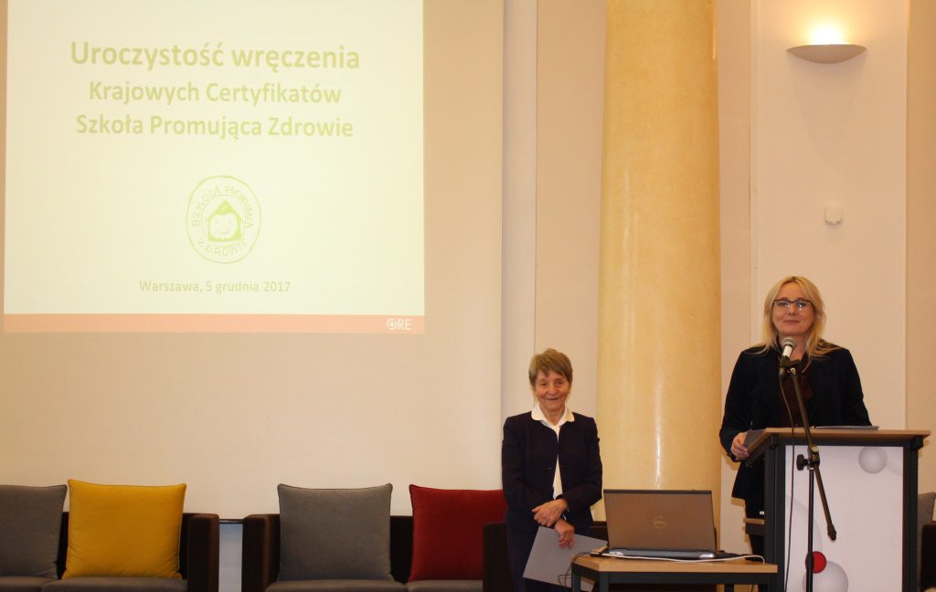 Wicedyrektor ORE Marzenna Habib wita uczestników uroczystości wręczenia Krajowych Certyfikatów