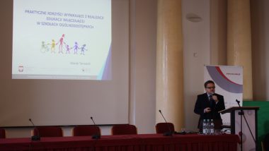 Wystąpienie  Marka Tarwackiego dyrektora Zespołu Szkół w Łajskach