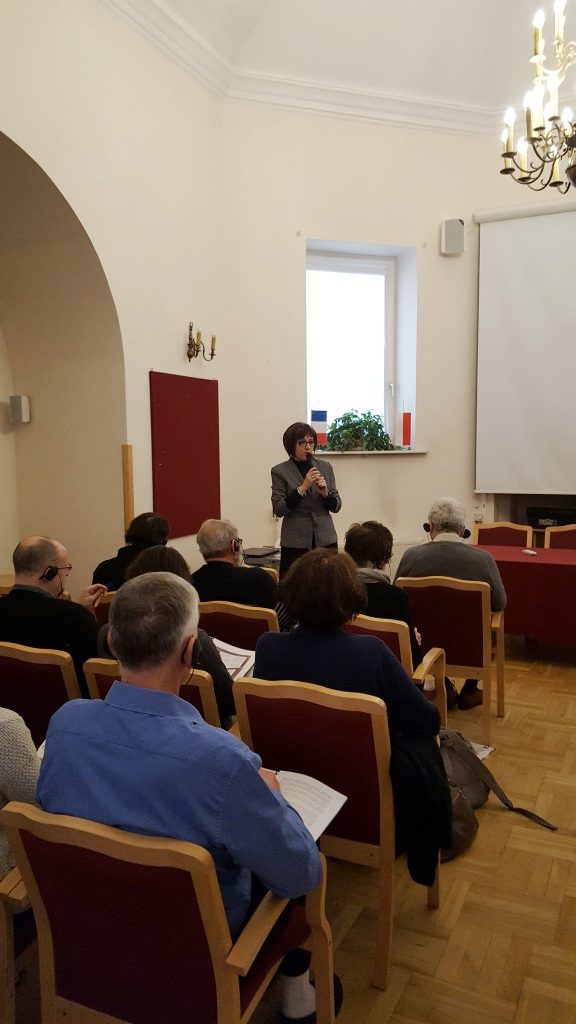 Pani wicedyrektor dr Beatę Jancarz-Łanczkowską wita uczestników seminarium