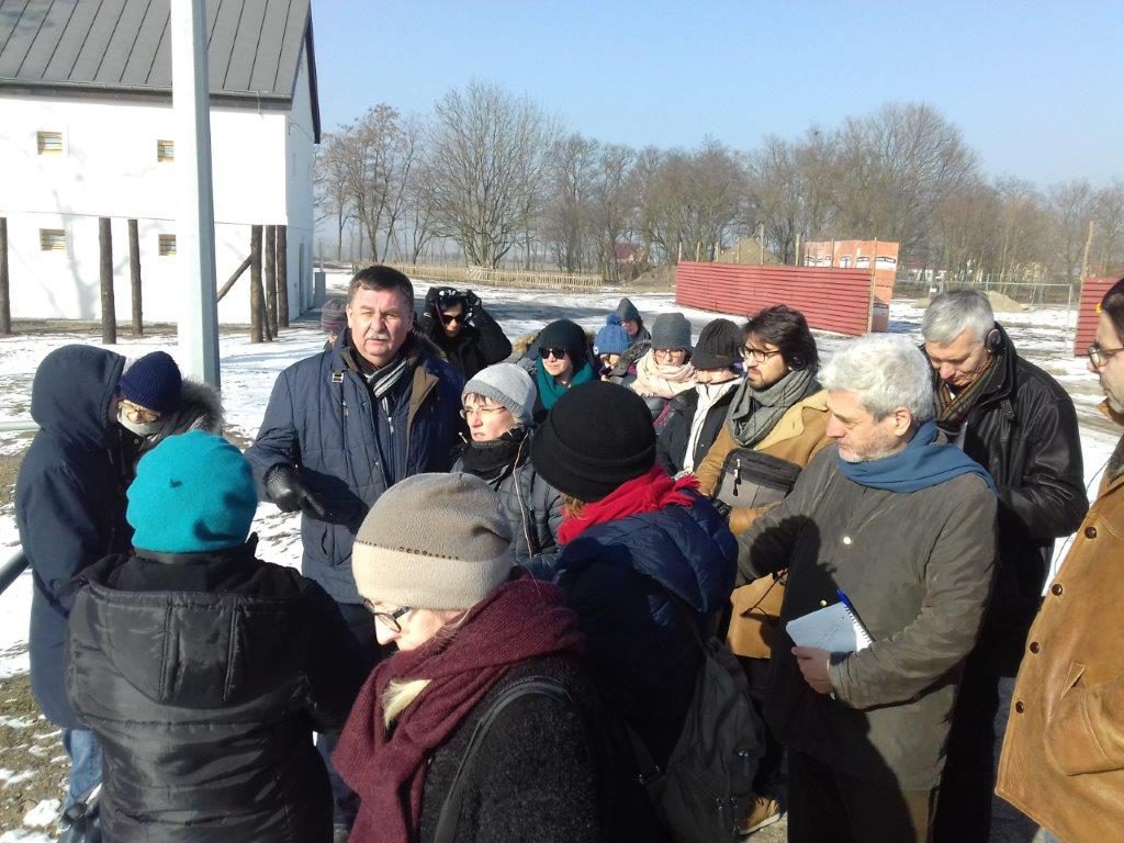 Zwiedzanie byłego obozu Zagłady w Chełmnie – dr. Piotr Wąsowicz