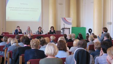 Joanna Wilewska  – dyrektor Departamentu Wychowania i Kształcenia Integracyjnego MEN, Elżbieta Neroj – Radca Generalny Departamentu Wychowania i Kształcenia Integracyjnego MEN i Grzegorz Pochopień – zastępca dyrektora  Departamentu Strategii i Współpracy  Międzynarodowej MEN odpowiadają na pytania uczestników podczas panelu dyskusyjnego