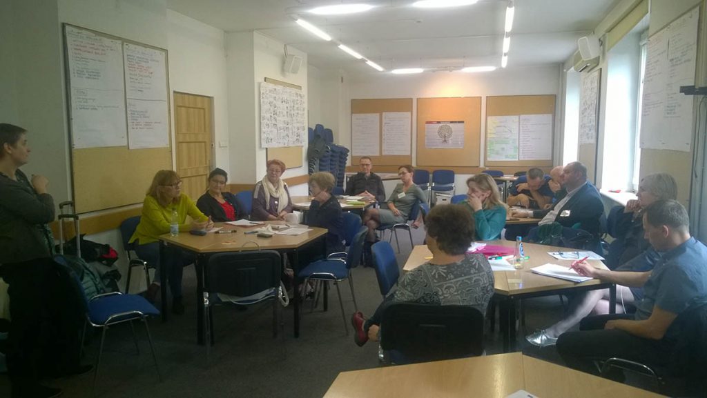 grupa pracuje w tle efekty wcześniejszych ćwiczeń