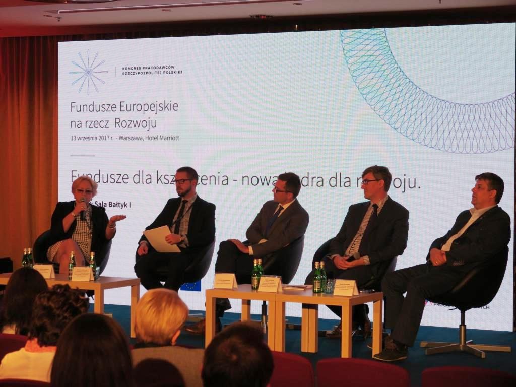 Panel dyskusyjny. Od lewej: Bożena Mayer-Gawron Wicedyrektor Ośrodka Rozwoju Edukacji, Paweł Pyrzyński, Prezes Europejskiego Towarzystwa Rozwoju Kompetencji Społecznych im. Johna Dewey, dr Piotr Stankiewicz Dyrektor Instytutu Badań Edukacyjnych, Piotr Bartosiak, p.o. Zastępcy Dyrektora Departamentu Kształcenia Zawodowego i Ustawicznego, Ministerstwa Edukacji Narodowej, Roman Laskowski Przewodniczący Zespołu ds. kształcenia zawodowego Krajowej Sekcji Oświaty i Wychowania NSZZ „Solidarność”