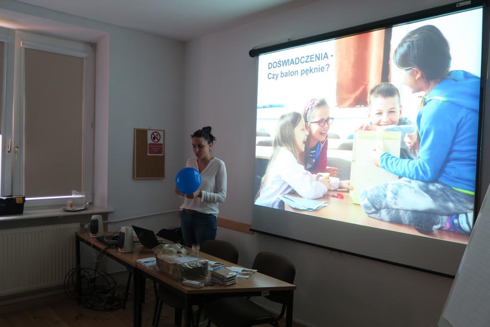 Uczestnicy podczas sesji warsztatowej prowadzonej przez Fundację Uniwersytet Dzieci