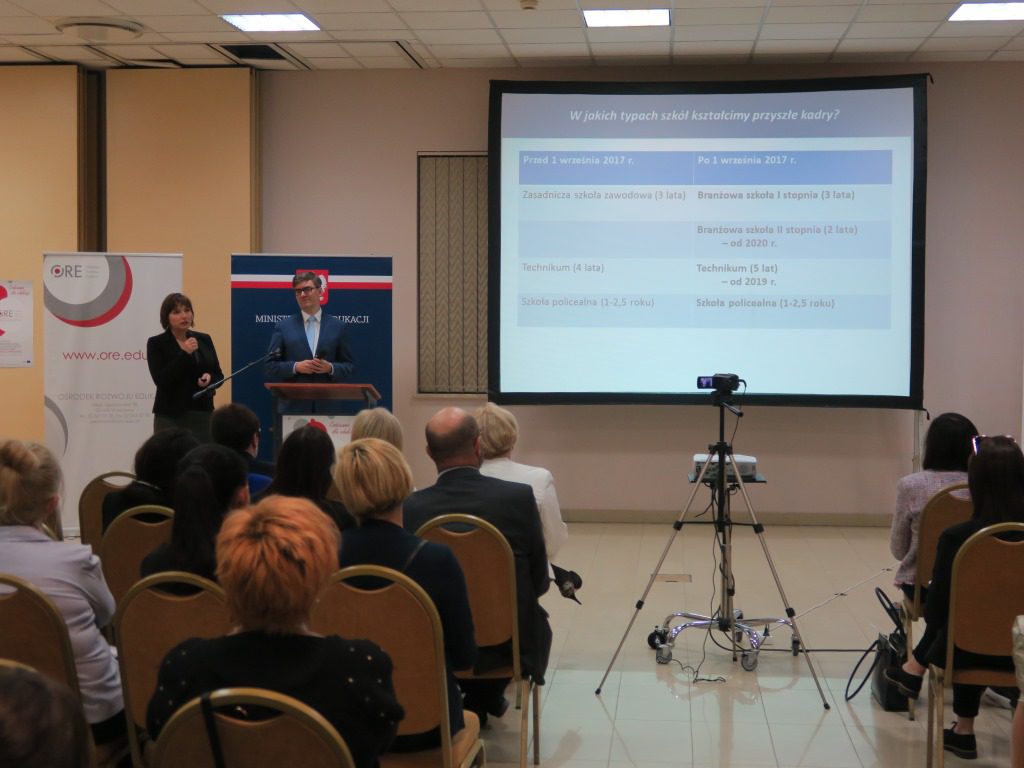 Emilia Maciejewska – Naczelnik wydziału departamentu kształcenia zawodowego i ustawicznego, Piotr Bartosiak – p.o. zastępca dyr. departamentu kształcenia zawodowego i ustawicznego