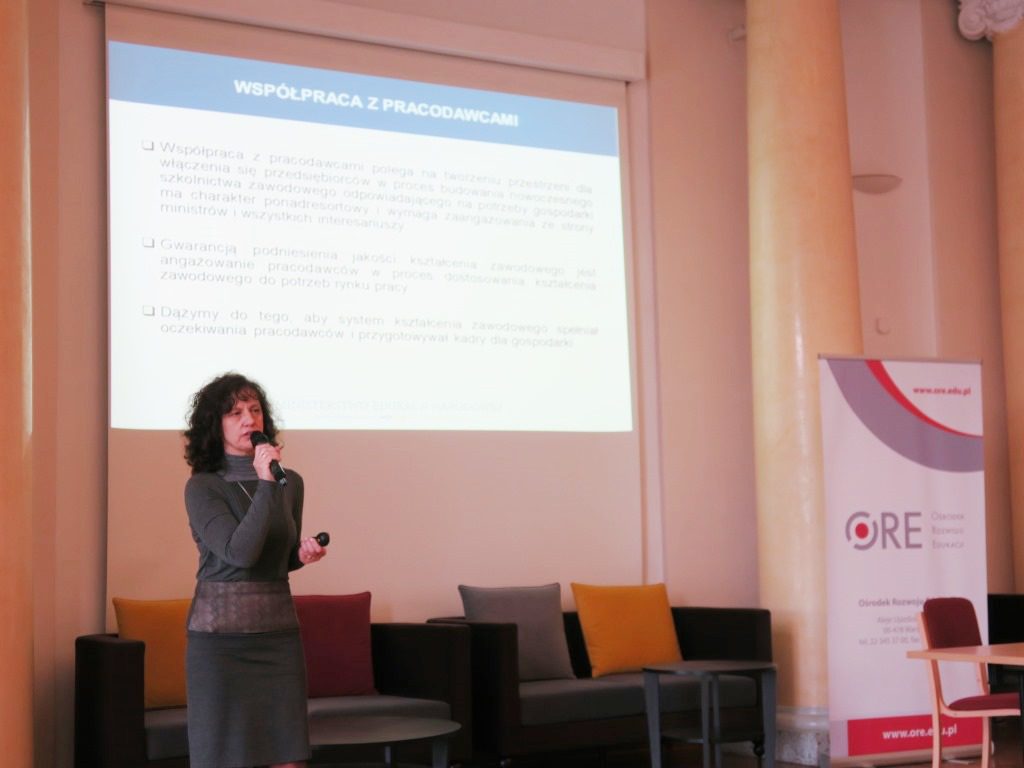 Prezentacja zmian w systemie kształcenia zawodowego przez dyrektor Departamentu Kształcenia Zawodowego i Ustawicznego w Ministerstwie Edukacji Narodowej Jadwigę Paradę