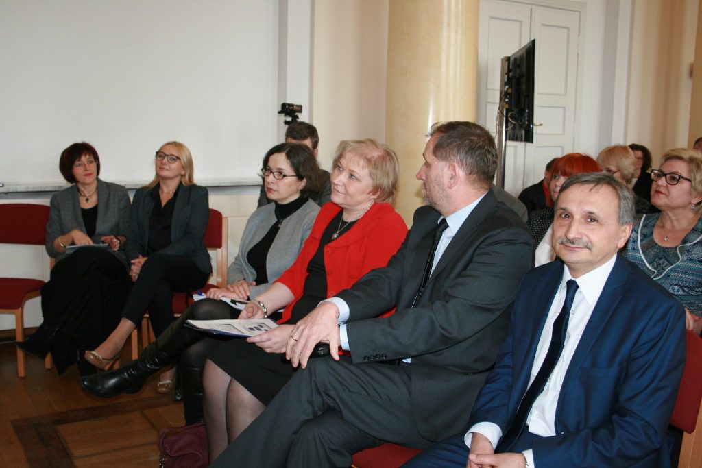 Od lewej: Wicedyrektor ORE Beata Jancarz-Łanczkowska, Wicedyrektor ORE Marzenna Habib, Z-ca Dyrektora Deprtamentu Kształcenia Ogólnego MEN Anna Dakowicz-Nawrocka, Dyrektor Departamentu Kształcenia Ogólnego MEN Katarzyna Koszewska, Doradca Prezydenta RP Andrzej Waśko, Podsekretarz Stanu MEN Maciej Kopeć