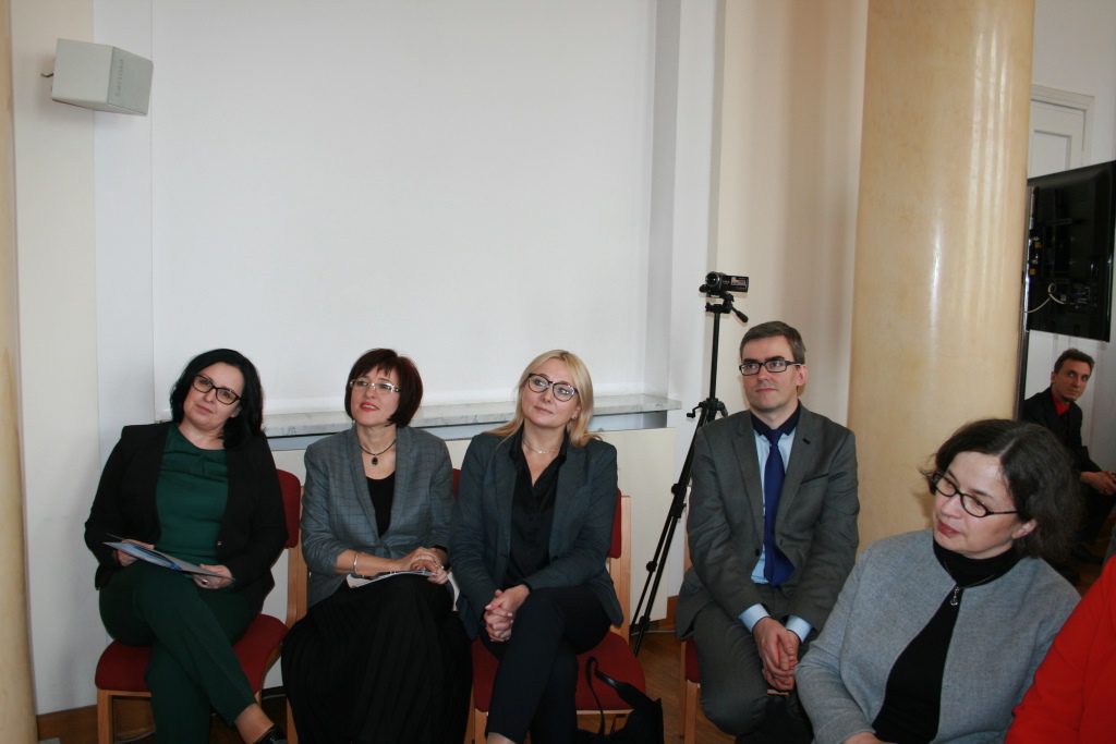 Od lewej: Dyrektor ORE Barbara Rudzińska-Mękal, Wicedyrektor ORE Beata Jancarz-Łanczkowska, Wicedyrektor ORE Marzenna Habib, Z-ca Dyrektora Departamentu Kształcenia Zwodowego i Ustawicznego MEN Piotr Bartosiak, Z-ca Dyrektora Deprtamentu Kształcenia Ogólnego MEN Anna Dakowicz-Nawrocka