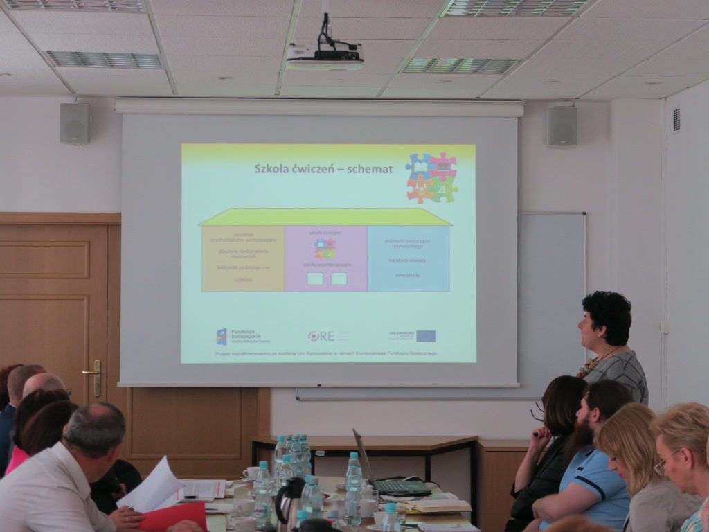 Kierownik projektu Agnieszka Pietryka prezentuje założenia projektu „Szkoła ćwiczeń”